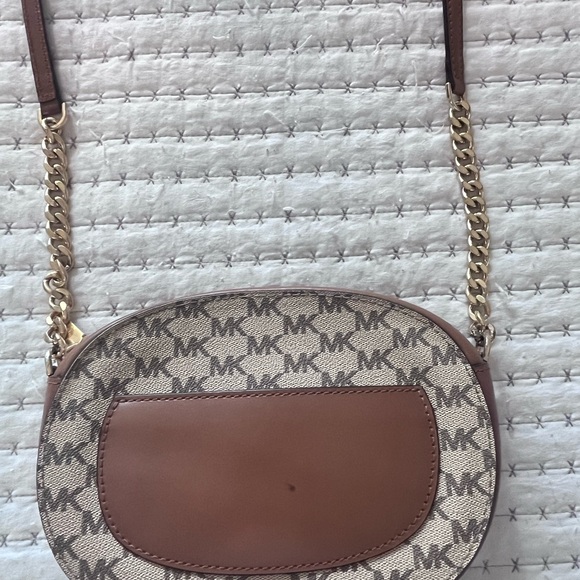 EUC Brown and tan Michael Kors crossbody purse with gold accents 👜 - Picture 5 of 9